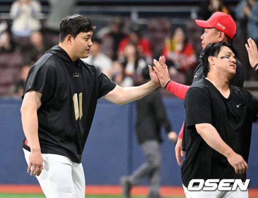 [OSEN=고척, 이대선 기자] 프로야구 KIA 타이거즈가 짜릿한 재역전승을 거뒀다.KIA는 6일 서울 고척스카이돔에서 열린 ‘2025 신한은행 SOL Bank KBO리그’ 키움 히어로즈와의 경기에서 5-3으로 승리하고 2연승을 질주했다. 이날 승리로 어린이날 3연전 위닝시리즈를 확보했다.경기 종료 후 KIA 조상우가 이범호 감독과 승리의 기쁨을 나누고 있다. 2025.05.06 /sunday@osen.co.kr