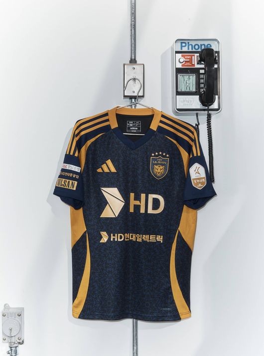 [사진] 48위에 오른 써드 유니폼 / 울산 HD 제공
