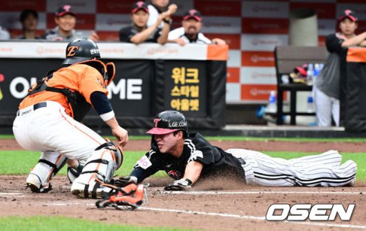 [OSEN=대전, 지형준 기자] 15일 대전 한화생명볼파크에서 2025 신한 SOL Bank KBO리그 한화 이글스와 LG 트윈스의 경기가 열렸다.이날 한화는 문동주, LG는 송승기를 선발로 내세웠다.5회초 2사 2루에서 LG 문성주가 이주헌의 좌전안타에 홈에서 한화 최재훈에 태그아웃 당하고 있다. 2025.06.15 /jpnews@osen.co.kr