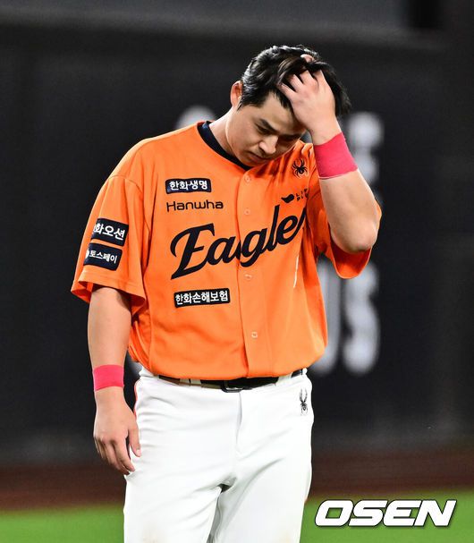 [OSEN=대전, 지형준 기자] 14일 대전 한화생명볼파크에서 2025 신한 SOL Bank KBO리그 한화 이글스와 LG 트윈스의 경기가 열렸다.LG가 40승 26패 1무(승률 .606)로 1위, 한화는 40승 27패(승률 .597)로 2위다. 0.5경기 차이다. 경기 결과에 따라 1위가 바뀔 수도 있다.이날 한화는 폰세, LG는 임찬규를 선발로 내세웠다.연장 10회말 1사 1,2루에서 한화 노시환이 유격수 땅볼 병살로 물러나며 아쉬워하고 있다. 2025.06.14 /jpnews@osen.co.kr