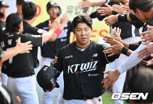 [OSEN=대구, 이석우 기자] 14일 대구삼성라이온즈파크에서 2025 신한 SOL 뱅크 KBO 리그 삼성 라이온즈와 KT 위즈의 경기가 열렸다. 홈팀 삼성은 후라도가, 방문팀 KT는 쿠에바스가 선발 출전했다. KT 위즈 이정훈이 3회초 1사 1루 우월 2점 홈런을 치고 하이파이브를 하고 있다. 2025.06.14 / foto0307@osen.co.kr