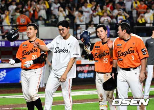 [OSEN=대전, 지형준 기자] 프로야구 한화 이글스와 LG 트윈스가 연장 11회 접전을 펼쳤으나 승부를 가리지 못했다.한화와 LG는14일 대전 한화생명볼파크에서 열린 2025 KBO리그 정규 시즌 맞대결 9차전에서 연장 11회 2-2 무승부를 기록했다.LG는 1위를 지켰고, 한화는 LG와 0.5경기 차이를 유지했다. 경기를 마치고 한화 선수들이 무승부를 아쉬워하고 있다. 2025.06.14 /jpnews@osen.co.kr