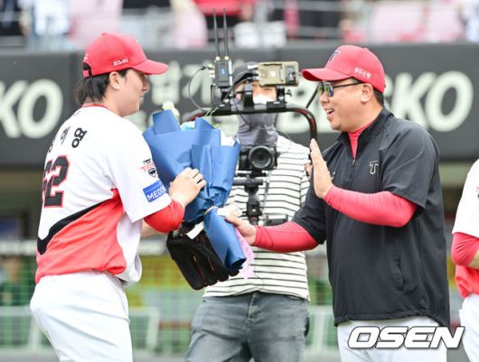 [OSEN=광주, 김성락 기자] KIA 타이거즈 마무리 정해영이 타이거즈의 새 역사가 됐다.KIA는 17일 광주-기아 챔피언스필드에서 열린 2025 신한은행 SOL bank KBO리그 두산 베어스와의 경기를 5-2로 잡았다. 선발 제임스 네일이 7이닝 2실점 호투로 발판을 놓았다. 최형우가 선제타와 투런홈런을 날리며 승리를 이끌었다. 정해영은 9회를 무실점으로 막고 통산 133세이브를 달성, 선동열이 보유한 132세이브를 넘었다.경기 종료 후 기아 이범호 감독이 정해영에게 꽃다발을 전달하고 있다. 2025.05.17 / ksl0919@osen.co.kr