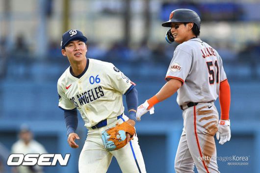 [사진] LA 다저스 김혜성(왼쪽)과 샌프란시스코 이정후가 2루에서 만난 뒤 웃고 있다. ⓒGettyimages(무단전재 및 재배포 금지)