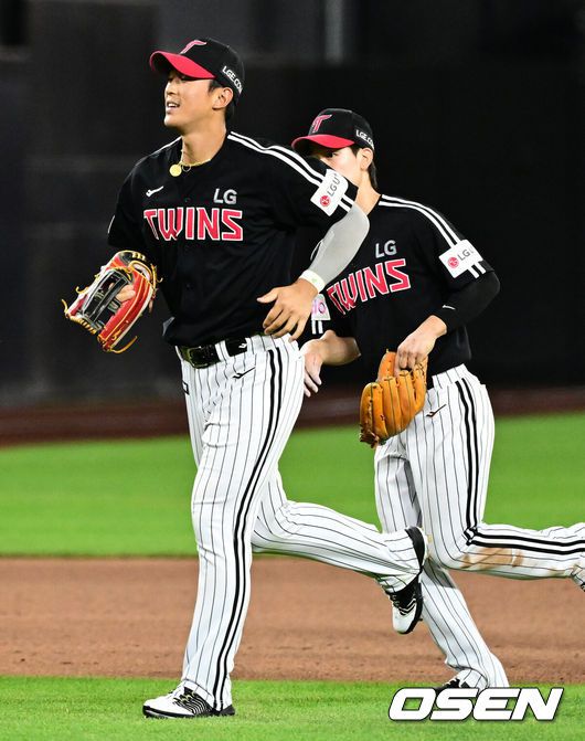 [OSEN=대전, 지형준 기자] 프로야구 한화 이글스와 LG 트윈스가 연장 11회 접전을 펼쳤으나 승부를 가리지 못했다.한화와 LG는14일 대전 한화생명볼파크에서 열린 2025 KBO리그 정규 시즌 맞대결 9차전에서 연장 11회 2-2 무승부를 기록했다.LG는 1위를 지켰고, 한화는 LG와 0.5경기 차이를 유지했다. 경기를 마치고 홈 보살을 성공한 LG 송찬의가 동료선수들과 기뻐하고 있다. 2025.06.14 /jpnews@osen.co.kr