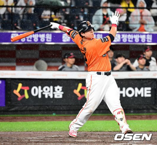 [OSEN=대전, 지형준 기자] 15일 대전 한화생명볼파크에서 2025 신한 SOL Bank KBO리그 한화 이글스와 LG 트윈스의 경기가 열렸다.이날 한화는 문동주, LG는 송승기를 선발로 내세웠다.8회말 2사에서 한화 노시환이 솔로포를 날리고 있다. 2025.06.15 /jpnews@osen.co.kr