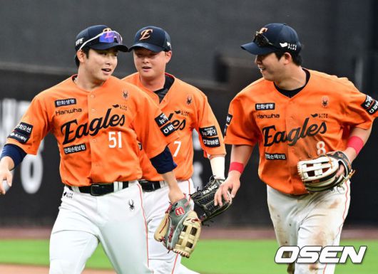 [OSEN=대전, 지형준 기자] 15일 대전 한화생명볼파크에서 2025 신한 SOL Bank KBO리그 한화 이글스와 LG 트윈스의 경기가 열렸다.이날 한화는 문동주, LG는 송승기를 선발로 내세웠다.5회초 2사 2루에서 한화 문현빈이 LG 이주헌의 좌전안타에 홈에서 LG 문성주를 아웃시키며 동료선수들과 기뻐하고 있다. 2025.06.15 /jpnews@osen.co.kr