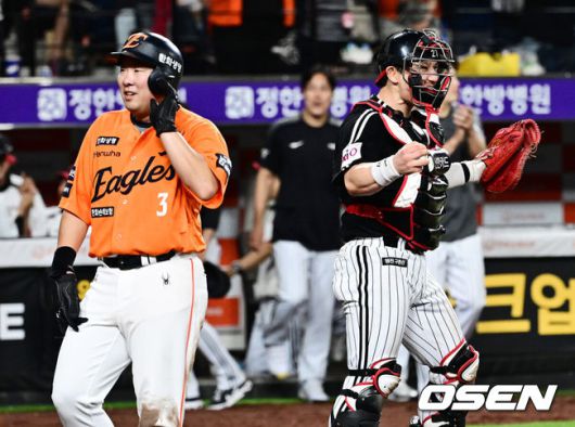 [OSEN=대전, 지형준 기자] 프로야구 한화 이글스와 LG 트윈스가 연장 11회 접전을 펼쳤으나 승부를 가리지 못했다.한화와 LG는14일 대전 한화생명볼파크에서 열린 2025 KBO리그 정규 시즌 맞대결 9차전에서 연장 11회 2-2 무승부를 기록했다.LG는 1위를 지켰고, 한화는 LG와 0.5경기 차이를 유지했다. 연장 11회말 2사 2루에서 한화 안치홍이 이재원의 좌전 안타에 홈에서 LG 박동원에 태그아웃 당하고 있다. 2025.06.14 /jpnews@osen.co.kr