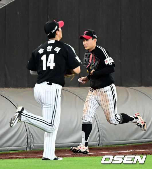 [OSEN=대전, 지형준 기자] 프로야구 한화 이글스와 LG 트윈스가 연장 11회 접전을 펼쳤으나 승부를 가리지 못했다.한화와 LG는14일 대전 한화생명볼파크에서 열린 2025 KBO리그 정규 시즌 맞대결 9차전에서 연장 11회 2-2 무승부를 기록했다.LG는 1위를 지켰고, 한화는 LG와 0.5경기 차이를 유지했다. 연장 11회말 2사 2루에서 LG 송찬의가 최원영과 교체되며 좌익수 자리로 들어가고 있다. 2025.06.14 /jpnews@osen.co.kr