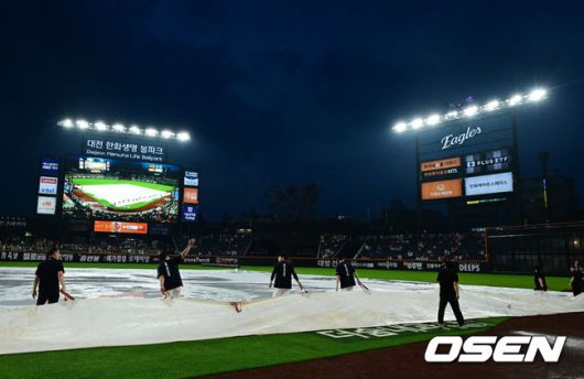 [OSEN=대전, 지형준 기자] 15일 대전 한화생명볼파크에서 2025 신한 SOL Bank KBO리그 한화 이글스와 LG 트윈스의 경기가 열렸다.이날 한화는 문동주, LG는 송승기를 선발로 내세웠다.5회말 경기가 중단된 가운데 비가 잦아들며 방수포를 걷고 경기 재개를 준비하고 있다. 2025.06.15 /jpnews@osen.co.kr