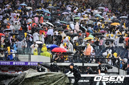 [OSEN=대전, 지형준 기자] 15일 대전 한화생명볼파크에서 2025 신한 SOL Bank KBO리그 한화 이글스와 LG 트윈스의 경기가 열렸다.이날 한화는 문동주, LG는 송승기를 선발로 내세웠다.5회말 1사 2루에서 한화 채은성 타석에 폭우로 경기가 중단되고 있다. 2025.06.15 /jpnews@osen.co.kr