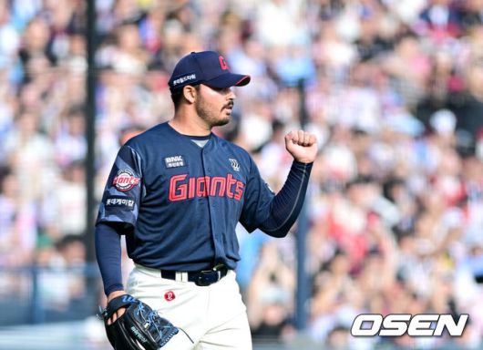 [OSEN=잠실, 최규한 기자] 8일 서울 잠실야구장에서 ‘2025 신한 SOL Bank KBO리그’ 두산 베어스와 롯데 자이언츠의 경기가 열렸다.홈팀 두산은 곽빈, 방문팀 롯데는 알렉 감보아를 선발로 내세웠다.1회말 두산 공격을 삼자범퇴로 막아낸 롯데 선발 감보아가 기뻐하고 있다. 2025.06.08 / dreamer@osen.co.kr