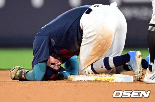 [OSEN=수원, 조은정 기자]12일 오후 수원 KT위즈파크에서 ‘2025 신한 SOL Bank KBO리그’ KT 위즈와 롯데 자이언츠의 경기가 열렸다.이날 홈팀 KT의 선발투수는 소형준, 방문팀 롯데는 김진욱이 나선다.연장 10회초 1사 1루 롯데 장두성이 KT 투수 박영현 송구 실책 때 2루까지 진루한 후 고통을 호소하고 있다. 대주자 한승현으로 교체됐다. 2025.06.12 /cej@osen.co.kr