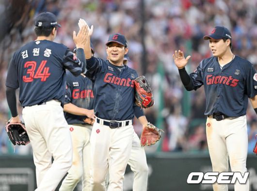 [OSEN=인천, 김성락 기자] 프로야구 롯데 자이언츠가 아슬아슬한 투수전을 잡아내고 3연승을 내달렸다.롯데는 14일 인천 SSG랜더스필드에서 열린 ‘2025 신한은행 SOL Bank KBO리그’ SSG 랜더스와의 경기에서 4-2로 승리했다.승리가 확정된 순간 롯데 선수들이 기쁨을 나누고 있다. 2025.06.14 / ksl0919@osen.co.kr