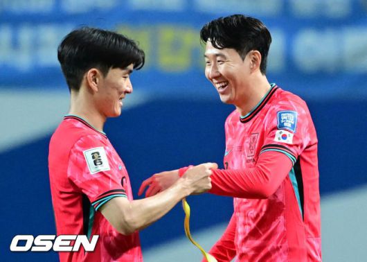 [OSEN=상암, 조은정 기자]서울월드컵경기장이 화려한 골 폭죽으로 물들었다. 홍명보호가 월드컵 예선 마지막 경기에서 팬들에게 시원한 대승을 선물했다.홍명보 감독이 이끄는 대한민국 축구대표팀은 10일 오후 8시 서울월드컵경기장에서 열린 2026 국제축구연맹(FIFA) 북중미 월드컵 아시아 3차 예선 조별리그 B조 10차전 최종전에서 쿠웨이트를 4-0으로 격파했다.후반 한국 황인범이 교체출전하는 손흥민에게 주장 완장을 채워주고 있다. 2025.06.10 /cej@osen.co.kr