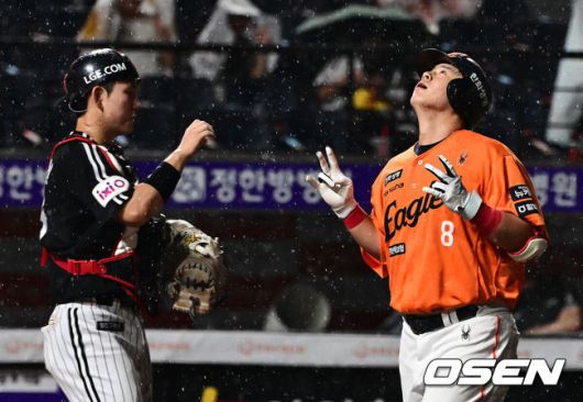 [OSEN=대전, 지형준 기자] 프로야구 한화 이글스가LG 트윈스를 꺾고 32일 만에 1위에 등극했다. 5회말 도중폭우가 쏟아져104분 경기가 중단됐다가 재개됐다.한화는 15일 대전 한화생명볼파크에서 열린 2025 KBO리그 LG와 10차전 맞대결에서 10-5로 승리했다. 한화는 5월 14일 두산에 패배하면서 공동 1위에서 2위로 떨어졌다. 33일 만에 1위를 탈환했다.8회말 2사에서 한화 노시환이 솔로포를 날리며 세리머니를 하고 있다. 2025.06.15 /jpnews@osen.co.kr