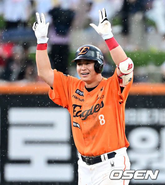 [OSEN=대전, 지형준 기자] 15일 대전 한화생명볼파크에서 2025 신한 SOL Bank KBO리그 한화 이글스와 LG 트윈스의 경기가 열렸다.이날 한화는 문동주, LG는 송승기를 선발로 내세웠다.5회말 1사 1루에서 한화 노시환이 역전 적시 2루타를 날리며 기뻐하고 있다. 2025.06.15 /jpnews@osen.co.kr