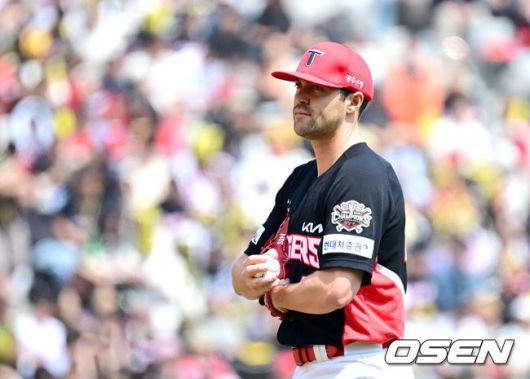 [OSEN=인천, 최규한 기자] 11일 오후 인천 SSG랜더스필드에서 ‘2025 신한 SOL Bank KBO리그’ SSG 랜더스와 KIA 타이거즈의 더블헤더 1차전 경기가 열렸다.이날 홈팀 SSG는 미치 화이트, 방문팀 KIA는 제임스 네일을 선발로 내세웠다.2회말 무사 1, 3루 상황 SSG 최준우에게 1타점 적시타를 내준 기아 선발 제임스 네일이 아쉬워하고 있다. 2025.05.11 / dreamer@osen.co.kr