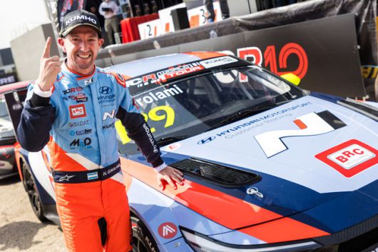 네스토르 지로라미 선수가 6월 13~15일 열린 '2025 TCR 월드 투어' 스페인 대회에서 우승을 차지하고 기념 촬영을 하고 있는 모습.