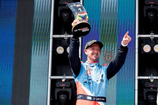 네스토르 지로라미 선수가 6월 13~15일 열린 '2025 TCR 월드 투어' 스페인 대회에서 우승을 차지하고 포디움에서 기뻐하는 모습.