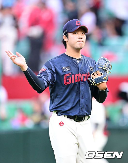 [OSEN=인천, 최규한 기자] 15일 인천 SSG랜더스필드에서 ‘2025 신한 SOL Bank KBO리그’ SSG 랜더스와 롯데 자이언츠의 경기가 열렸다.홈팀 SSG은 드류 앤더슨, 방문팀 롯데는 이민석을 선발로 내세웠다.2회말 SSG 공격을 무실점으로 막아낸 롯데 선발 이민석이 더그아웃으로 향하고 있다. 2025.06.15 / dreamer@osen.co.kr