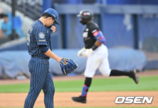 [OSEN=대구, 이석우 기자] 15일 대구삼성라이온즈파크에서 2025 신한 SOL 뱅크 KBO 리그 삼성 라이온즈와 KT 위즈의 경기가 열렸다. 홈팀 삼성은 최원태가, 방문팀 KT는 고영표가 선발 출전했다. 삼성 라이온즈 이승민이 6회초 2사 2루 KT 위즈 로하스에게 좌월 2점 홈런을 맞고 아쉬워하고 있다. 2025.06.15 / foto0307@osen.co.kr