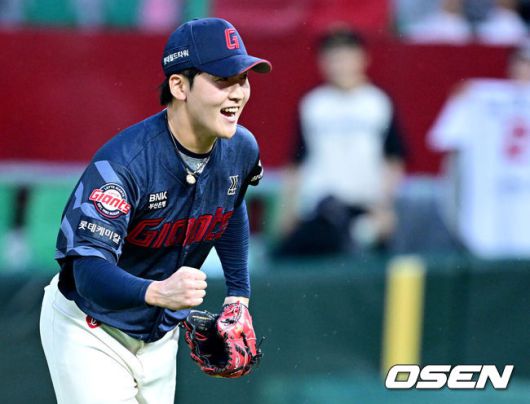 [OSEN=인천, 최규한 기자] 15일 인천 SSG랜더스필드에서 ‘2025 신한 SOL Bank KBO리그’ SSG 랜더스와 롯데 자이언츠의 경기가 열렸다.홈팀 SSG은 드류 앤더슨, 방문팀 롯데는 이민석을 선발로 내세웠다.8회말 SSG 공격을 실점없이 막아낸 롯데 최준용이 더그아웃으로 향하며 기뻐하고 있다. 2025.06.15 / dreamer@osen.co.kr