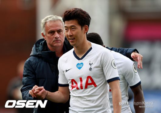 [사진] 조제 무리뉴 감독과 손흥민 ⓒGettyimages(무단전재 및 재배포 금지)