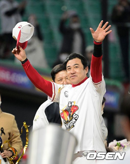 [OSEN=인천, 지형준 기자] SSG 랜더스가 구단 인수 후 2년 만에 첫 우승을 차지했다.SSG는 8일 인천 SSG랜더스필드에서 열린 2022 한국시리즈 6차전 키움과의 경깅서 4-3으로 승리했다. 시리즈 전적 4승 2패로 정규 시즌에 이어 한국시리즈까지 통합 우승에 성공했다.키움은 2014년, 2019년에 이어 2022년에도 한국시리즈 준우승에 머물며 창단 첫 우승을 다음으로 기약했다.한국시리즈 MVP로 선정된 SSG 김강민이 기뻐하고 있다. 2022.11.08 /jpnews@osen.co.kr