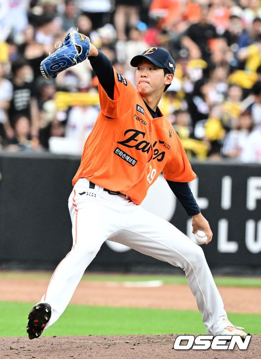 [OSEN=대전, 지형준 기자] 프로야구 한화 이글스가LG 트윈스를 꺾고 32일 만에 1위에 등극했다. 5회말 도중폭우가 쏟아져104분 경기가 중단됐다가 재개됐다.한화는 15일 대전 한화생명볼파크에서 열린 2025 KBO리그 LG와 10차전 맞대결에서 10-5로 승리했다. 한화는 5월 14일 두산에 패배하면서 공동 1위에서 2위로 떨어졌다. 33일 만에 1위를 탈환했다.4회초 한화 황준서가 역투하고 있다. 2025.06.15 /jpnews@osen.co.kr