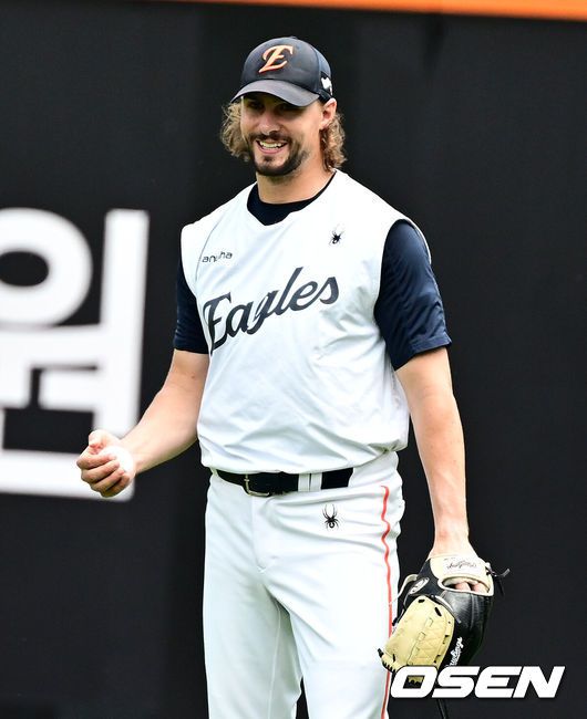 [OSEN=대전, 지형준 기자] 14일 대전 한화생명볼파크에서 2025 신한 SOL Bank KBO리그 한화 이글스와 LG 트윈스의 경기가 열렸다.LG가 40승 26패 1무(승률 .606)로 1위, 한화는 40승 27패(승률 .597)로 2위다. 0.5경기 차이다. 경기 결과에 따라 1위가 바뀔 수도 있다.이날 한화는 폰세, LG는 임찬규를 선발로 내세웠다.한화 와이스가 훈련을 하며 미소짓고 있다. 2025.06.14 /jpnews@osen.co.kr