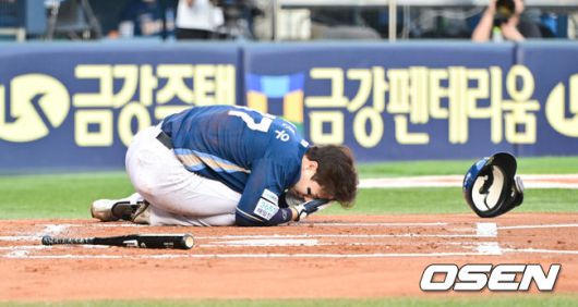 [OSEN=잠실, 박준형 기자] 17일 오후 서울 잠실구장에서 ‘2025 신한 SOL BANK KBO리그’ LG 트윈스와 NC 다이노스의 경기가 진행됐다.이날 LG는 에르난데스를, NC는 라일리를 선발투수로 내세웠다.2회초 무사 1루 NC 박건우가 에르난데스의 투구에 맞고 쓰러져 있다. 2025.06.17 / soul1014@osen.co.kr