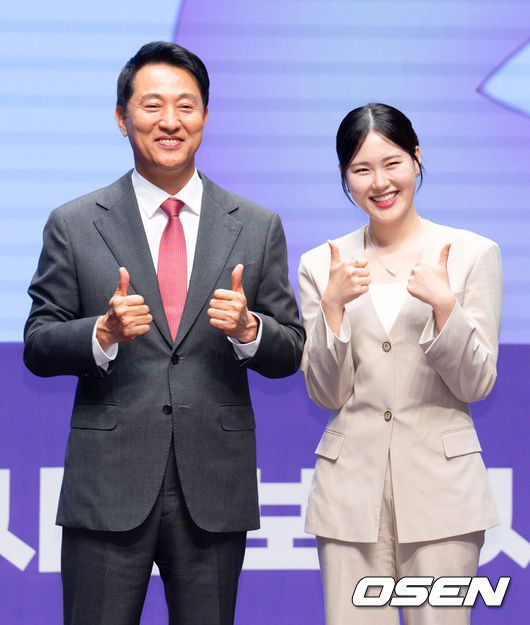 [OSEN=김성락 기자] 17일 오전 서울 중구 서울특별시청에서 ‘2025 서울특별시 홍보대사 위촉식-서울, 빛으로 그리는 꿈 : 동행하는 서울의 빛’ 행사가 열렸다. 이날 위촉식에는 배우 김석훈, 유튜버 박위, 피아니스트 선우예권, 개그맨 엄지윤, 가수 송지은, 엔하이픈, 하츠투하츠가 참석했다. 오세훈 서울시장, 개그맨 엄지윤이 기념촬영을 하고 있다. 2025.06.17 / ksl0919@osen.co.kr