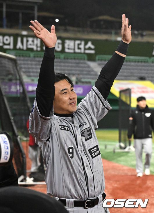 [OSEN=인천, 이대선 기자] 26일 오후 인천 SSG랜더스필드에서 ‘2024 신한 SOL Bank KBO리그’ SSG 랜더스와 한화 이글스의 경기가 열렸다.경기 종료 후 한화 김강민이 환호하는 팬들을 향해 인사를 하고 있다. 2024.03.26 /