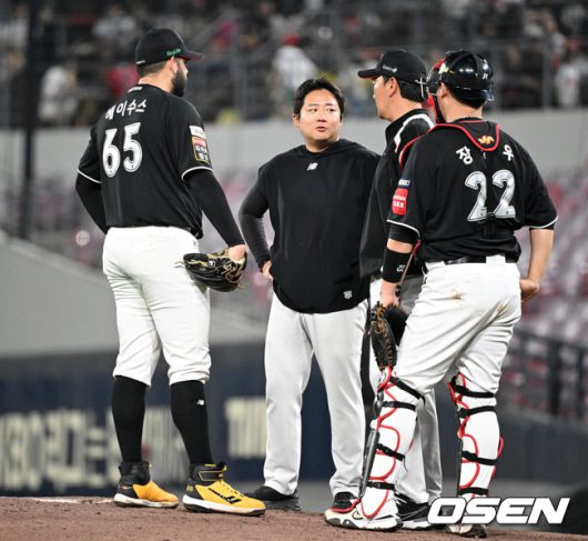 [OSEN=광주, 이대선 기자] 17일 오후 광주-기아 챔피언스필드에서 2025 신한 SOL Bank KBO리그 KIA 타이거즈와 KT 위즈의 경기가 열렸다.KIA는 김도현, KT는 헤이수스를 선발 투수로 내세웠다.6회말 무사 1,2루에서 KT 헤이수스가 마운드를 내려가고 있다. 2025.06.17 /sunday@osen.co.kr