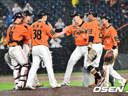 [OSEN=대전, 지형준 기자] 프로야구 한화 이글스가LG 트윈스를 꺾고 32일 만에 1위에 등극했다. 5회말 도중폭우가 쏟아져104분 경기가 중단됐다가 재개됐다.한화는 15일 대전 한화생명볼파크에서 열린 2025 KBO리그 LG와 10차전 맞대결에서 10-5로 승리했다. 한화는 5월 14일 두산에 패배하면서 공동 1위에서 2위로 떨어졌다. 33일 만에 1위를 탈환했다.경기를 마치고 한화 선수들이 승리를 기뻐하고 있다. 2025.06.15 /jpnews@osen.co.kr