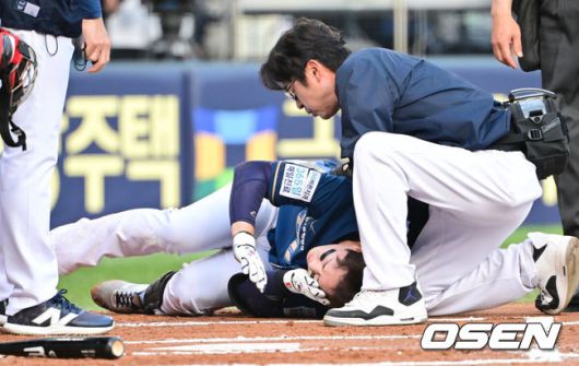 [OSEN=잠실, 박준형 기자] 17일 오후 서울 잠실구장에서 ‘2025 신한 SOL BANK KBO리그’ LG 트윈스와 NC 다이노스의 경기가 진행됐다.이날 LG는 에르난데스를, NC는 라일리를 선발투수로 내세웠다.2회초 무사 1루 NC 박건우가 에르난데스의 투구에 맞고 쓰러져 있다. 2025.06.17 / soul1014@osen.co.kr