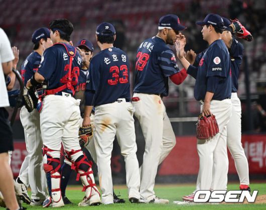 [OSEN=수원, 조은정 기자]1롯데가 선발 조기강판, 마무리 블론세이브 등 각종 변수를 딛고 연장 접전 끝 승리를 쟁취했다.프로야구 롯데 자이언츠는 12일 수원KT위즈파크에서 열린 2025 신한 SOL뱅크 KBO리그 KT 위즈와의 시즌 9차전에서 연장 접전 끝 12-7로 승리했다.롯데가 승리를 기뻐하고 있다. 2025.06.12 /cej@osen.co.kr