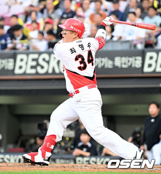 [OSEN=광주, 이대선 기자] 17일 오후 광주-기아 챔피언스필드에서 2025 신한 SOL Bank KBO리그 KIA 타이거즈와 KT 위즈의 경기가 열렸다.KIA는 김도현, KT는 헤이수스를 선발 투수로 내세웠다.1회말 1사 1,3루에서 KIA 최형우가 좌중간 적시타를 치고 있다. 2025.06.17 /sunday@osen.co.kr