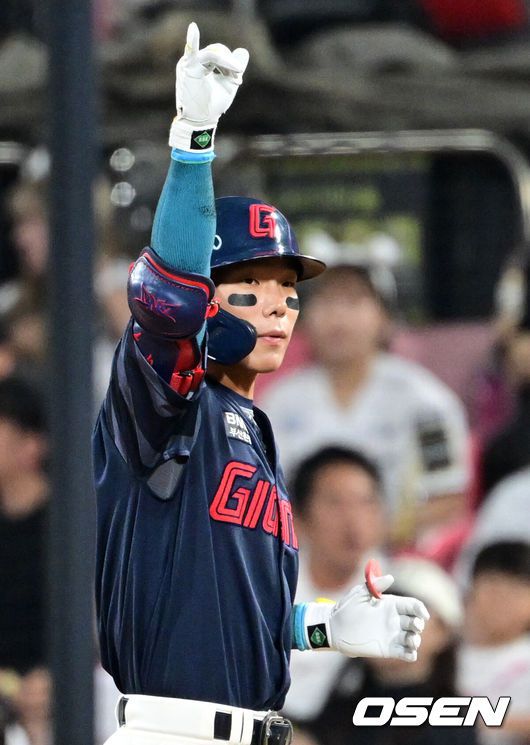 [OSEN=수원, 조은정 기자]12일 오후 수원 KT위즈파크에서 ‘2025 신한 SOL Bank KBO리그’ KT 위즈와 롯데 자이언츠의 경기가 열렸다.이날 홈팀 KT의 선발투수는 소형준, 방문팀 롯데는 김진욱이 나선다.6회초 1사 롯데 장두성이 안타를 날린 뒤 세리머니를 하고 있다. 2025.06.12 /