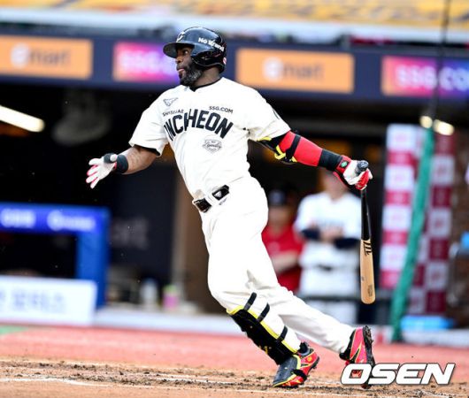 [OSEN=인천, 최규한 기자] 15일 인천 SSG랜더스필드에서 ‘2025 신한 SOL Bank KBO리그’ SSG 랜더스와 롯데 자이언츠의 경기가 열렸다.홈팀 SSG은 드류 앤더슨, 방문팀 롯데는 이민석을 선발로 내세웠다.4회말 무사 선두타자로 나선 SSG 에레디아가 내야 안타를 날리고 있다. 2025.06.15 / dreamer@osen.co.kr