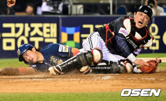 [OSEN=잠실, 조은정 기자]18일 오후 서울 잠실구장에서 ‘2025 신한 SOL BANK KBO리그’ LG 트윈스와 NC 다이노스의 경기가 열렸다.이날 LG는 치리노스를, NC는 김녹원을 선발투수로 내세웠다.8회초 1사 1루 NC 최정원이 도루 2루 진루 후 포수 박동원의 송구실책을 틈타 홈에서 동점 득점을 올리고 있다. 2025.06.18 /cej@osen.co.kr