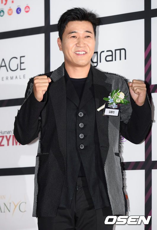 [OSEN=조은정 기자] 8일 오후 서울 중구 서울신라호텔 다이너스티 홀 로비에서 2020 브랜드 고객충성도 대상 포토월 행사가 열렸다.방송인 김종민이 포즈를 취하고 있다. /cej@osen.co.kr