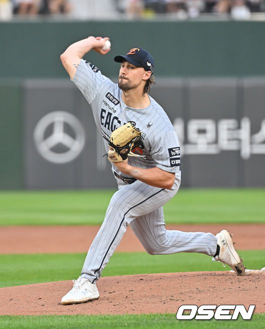 [OSEN=부산, 이석우 기자] 17일 부산 사직야구장에서 2025 신한 SOL 뱅크 KBO 리그 롯데 자이언츠와 한화 이글스의 경기가 열렸다. 홈팀 롯데는 데이비슨이, 방문팀 한화는 와이스가 선발 출전했다.한화 이글스 선발 투수 와이스가 역투하고 있다. 2025.06.17 / foto0307@osen.co.kr