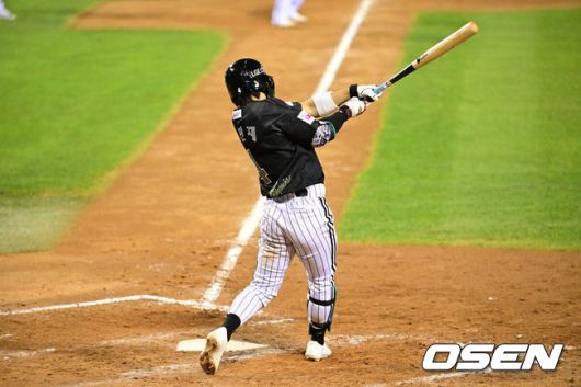 [OSEN=잠실, 조은정 기자]18일 오후 서울 잠실구장에서 ‘2025 신한 SOL BANK KBO리그’ LG 트윈스와 NC 다이노스의 경기가 열렸다.이날 LG는 치리노스를, NC는 김녹원을 선발투수로 내세웠다.5회말 2사 만루 LG 신민재가 역전 2타점 적시타를 날리고 있다. 2025.06.18 /cej@osen.co.kr