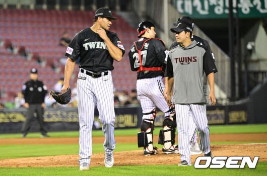 [OSEN=잠실, 조은정 기자]18일 오후 서울 잠실구장에서 ‘2025 신한 SOL BANK KBO리그’ LG 트윈스와 NC 다이노스의 경기가 열렸다.이날 LG는 치리노스를, NC는 김녹원을 선발투수로 내세웠다.5회초 2사 1,2루 LG 치리노스가 교체되고 있다. 2025.06.18 /cej@osen.co.kr