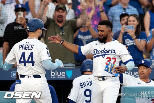 [사진] LA 다저스 앤디 파헤스(왼쪽)가 2회 홈런을 친 뒤 테오스카 에르난데스의 축하를 받고 있다. ⓒGettyimages(무단전재 및 재배포 금지)