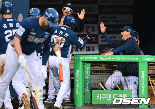 [OSEN=잠실, 조은정 기자]18일 오후 서울 잠실구장에서 ‘2025 신한 SOL BANK KBO리그’ LG 트윈스와 NC 다이노스의 경기가 열렸다.이날 LG는 치리노스를, NC는 김녹원을 선발투수로 내세웠다.3회초 2사 만루 NC 박민우의  2타점 적시타에 득점을 올린 고승완이 이호준 감독의 환영을 받고 있다. 2025.06.18 /cej@osen.co.kr