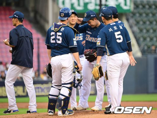 [OSEN=잠실, 조은정 기자]18일 오후 서울 잠실구장에서 ‘2025 신한 SOL BANK KBO리그’ LG 트윈스와 NC 다이노스의 경기가 열렸다.이날 LG는 치리노스를, NC는 김녹원을 선발투수로 내세웠다.2회말 2사 만루 NC 선발 김녹원이 강판되고 있다. 2025.06.18 /cej@osen.co.kr