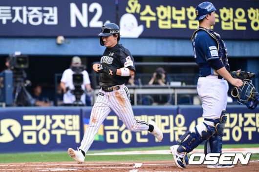 [OSEN=잠실, 조은정 기자]18일 오후 서울 잠실구장에서 ‘2025 신한 SOL BANK KBO리그’ LG 트윈스와 NC 다이노스의 경기가 열렸다.이날 LG는 치리노스를, NC는 김녹원을 선발투수로 내세웠다.1회몰 1사 2,3루 LG 신민재가 문보경의 선취 1타점 희생타에 득점을 올리고 있다. 2025.06.18 /cej@osen.co.kr